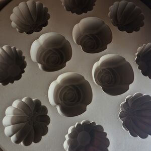 Pampered Chef Silicone Floral Mold - Brown